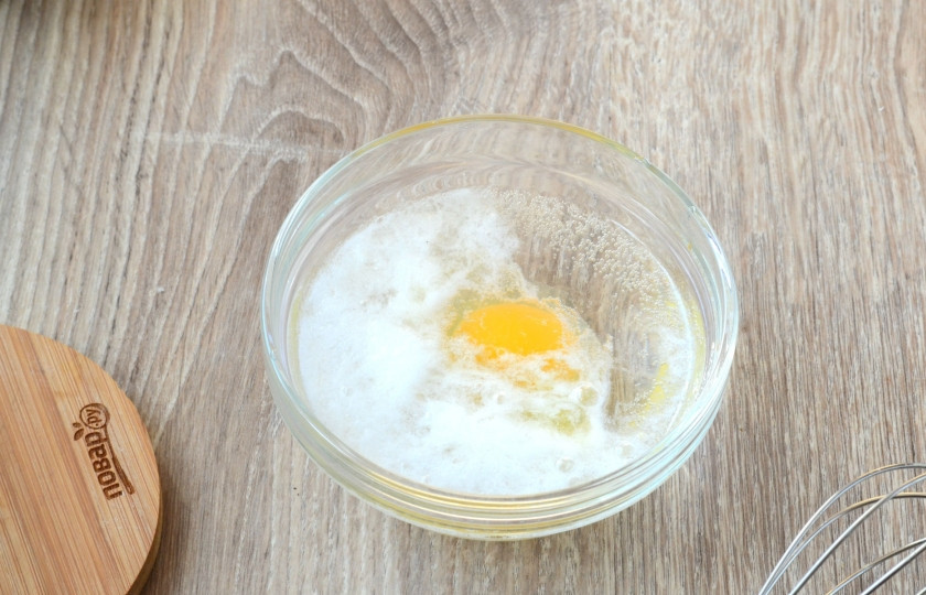 1. Этап. Слоеное тесто быстрого приготовления: Вначале смешайте яйцо, уксус, минеральную воду и немного соли. Хорошенько перемешайте жидкость венчиком, чтобы яйцо максимально растворилось.