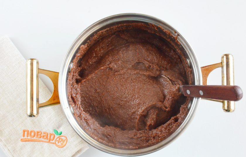 1. Этап. Десерт из шоколада: Для приготовления глазури соедините сливочное масло, сахар, мед, какао и ванильный сахар, поставьте на медленный огонь. Разогрейте, можно не доводить до кипения. Пока глазурь не остыла, полейте ей десерт.