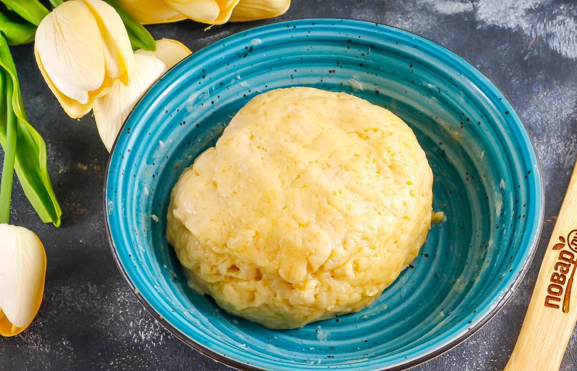 1. Этап. Песочное тесто с яйцами: Замесите плотное песочное тесто. Поместите емкость с тестом в холодильник на 20 минут, накрыв пищевой пленкой, чтобы масло с составе теста уплотнилось.