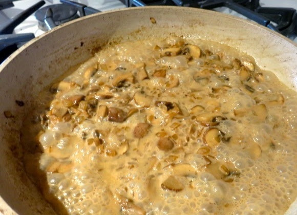 1. Этап. Американские стейки: Потом добавьте сливки и горчицу, перемешайте. Спустя минуту или две влейте бульон, добавьте вустерский соус, пару капель острого соуса, специи, готовьте, пока соус не загустеет.