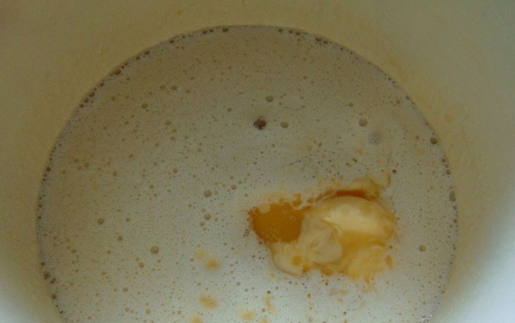 1. Этап. Шарлотка в аэрогриле: Потом растопите масло и добавьте его к яйцам. Смесь взбейте.