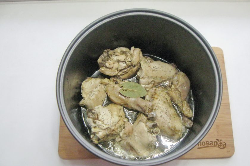 1. Этап. Тушенка в мультиварке: Добавьте соль, перец черный молотый и лавровый лист.