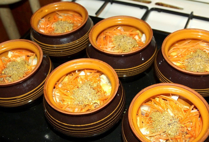 1. Этап. Чанахи из баранины: Потом идет репчатый лук и морковь, теперь следует все посолить и приправить специями.