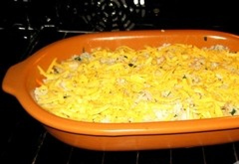 1. Этап. Рисовая запеканка с курицей: Присыпьте запеканку тертым сыром и поставьте в духовку. Запекать 30-40 минут, температура 180 градусов.