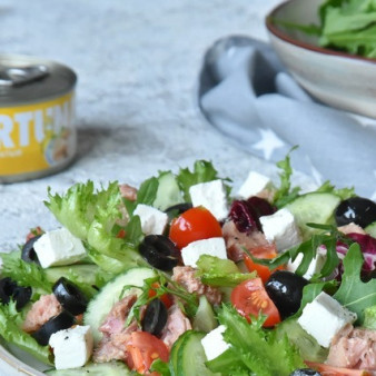 Легкий салат с тунцом и фетой