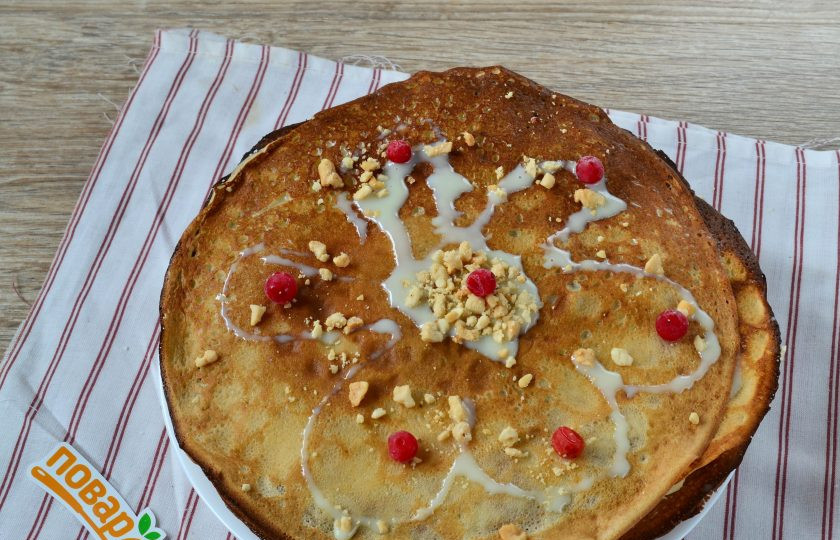 1. Этап. Блинный торт с грецкими орехами и бананами: 9. Накройте сверху вторым блином и повторите процедуру. Сверху украсьте торт по своему усмотрению.