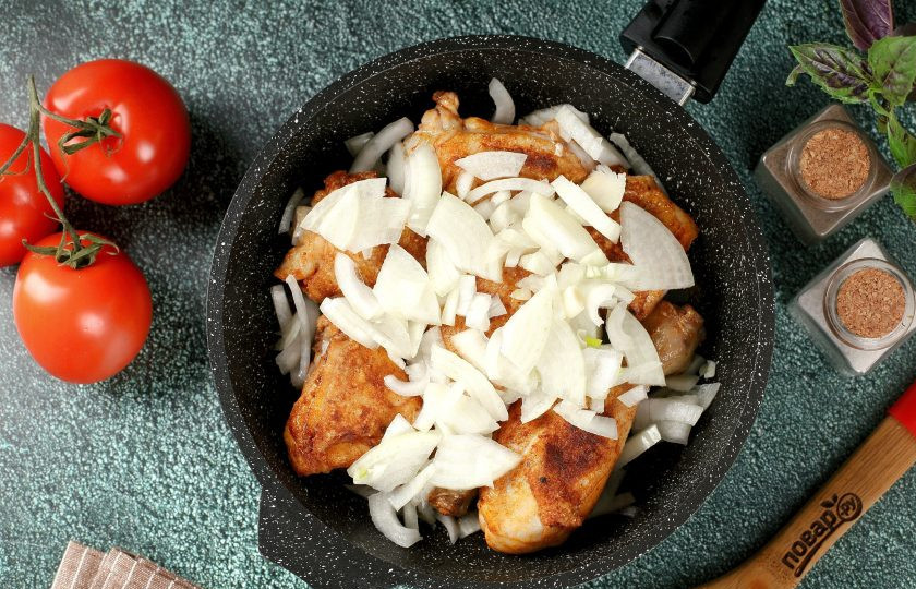 1. Этап. Курица тушёная с помидорами и луком: Добавьте нарезанный полукольцами или четвертинками лук.