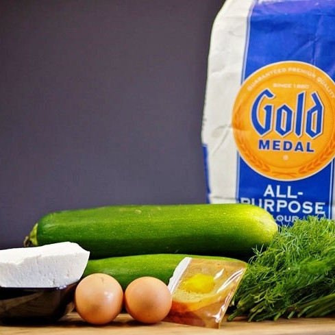 1. Этап. Кабачковые оладьи с козьим сыром: Подготовим необходимые ингредиенты.