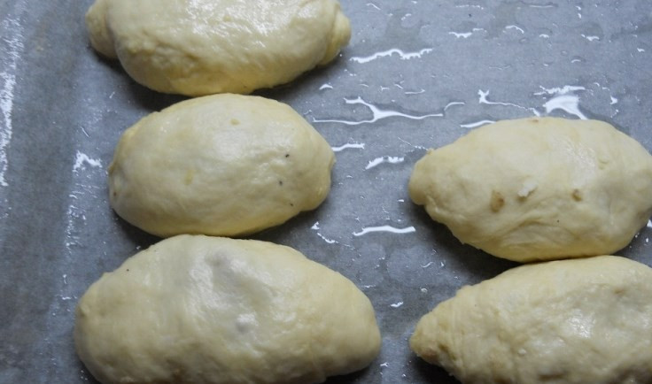 1. Этап. Пирожки с печенкой: Хорошенько соедините края. Выкладываем на противень, смазываем яйцом. Отправьте в разогретую до 180 градусов духовку на 20 минут. Наши пирожки с печенкой готовы. Приятного аппетита!