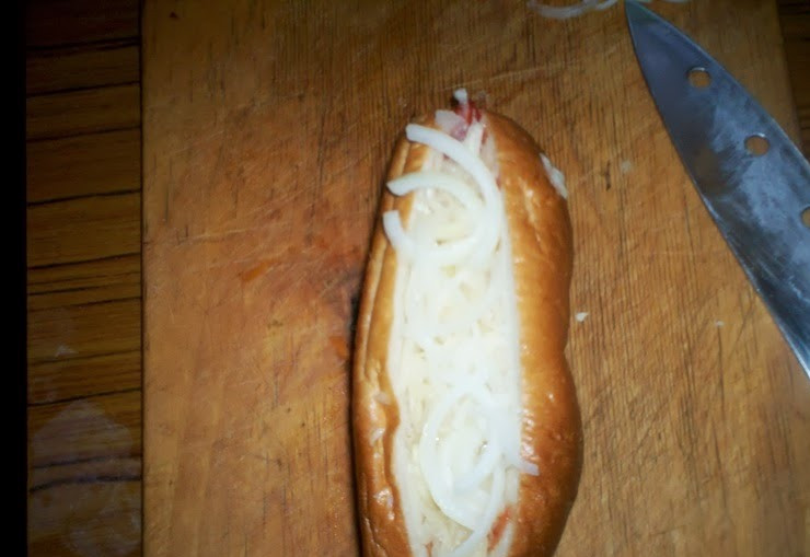 1. Этап. Хот-дог с капустой: 5. Лук нарезаем полукольцами и вместе с капустой выкладываем в соус.