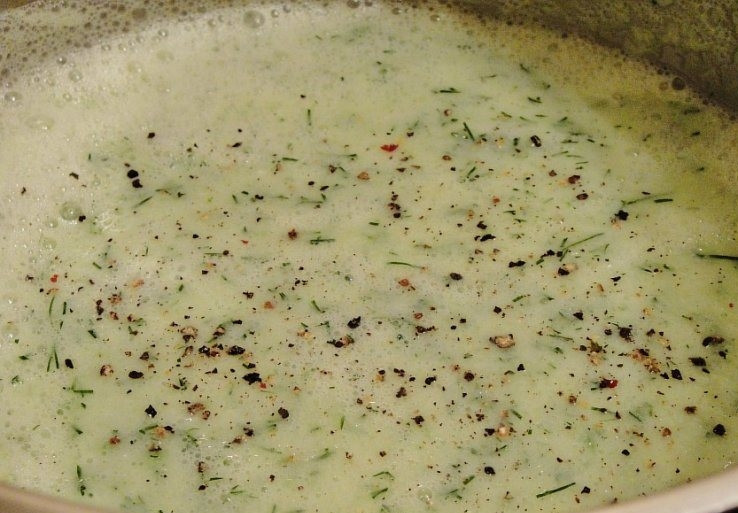 1. Этап. Холодный суп с огурцом: Добавляем в суп соль и перец и отправляем настаиваться в холодильник в течение 40 минут.