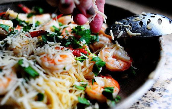 1. Этап. Тигровые креветки с макаронами: 6. Посыпать сверху тертым сыром Пармезан, петрушкой и базиликом и сразу же подавать.