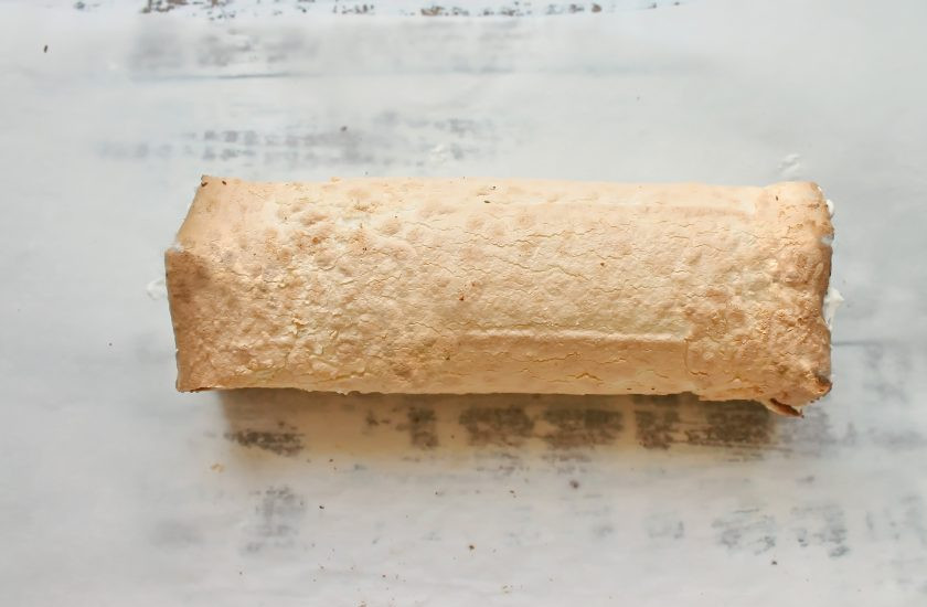 1. Этап. Меренговый рулет с творожным кремом: Аккуратно сверните корж с кремом в рулет и уберите в холодильник на один час. Спустя время украсьте рулет по своему вкусу и подавайте к столу.