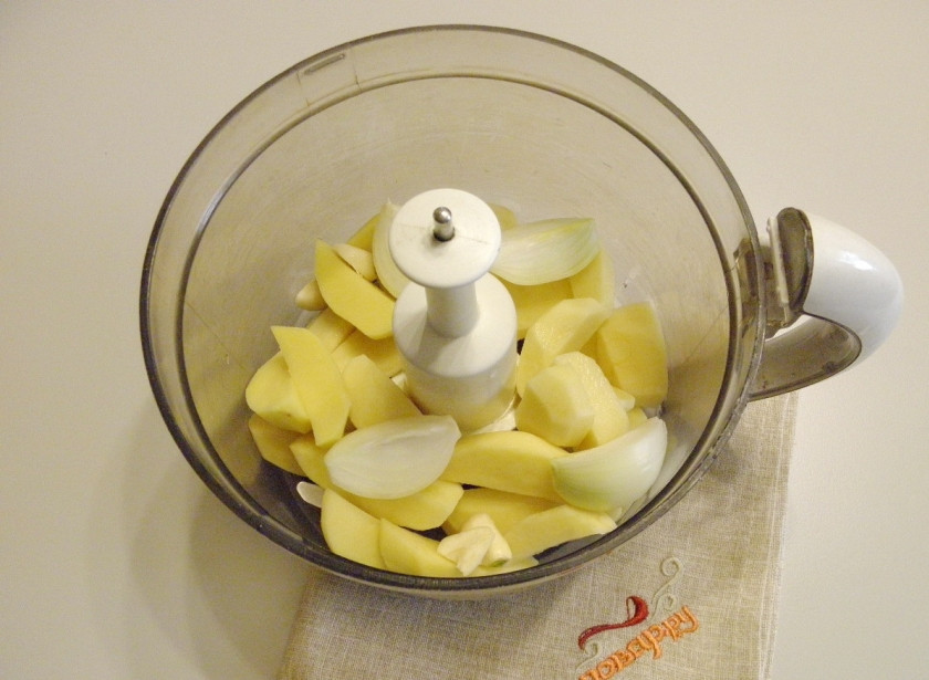 1. Этап. Картофельные оладьи: Овощи порежьте на 4 части части и сложите в блендер. Посолите и измельчите на максимальных оборотах до мелкой крошки.