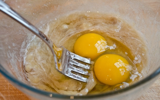 1. Этап. Банановые оладьи на молоке: 3. Затем к банану добавьте яйца. Взбейте всё вилкой.