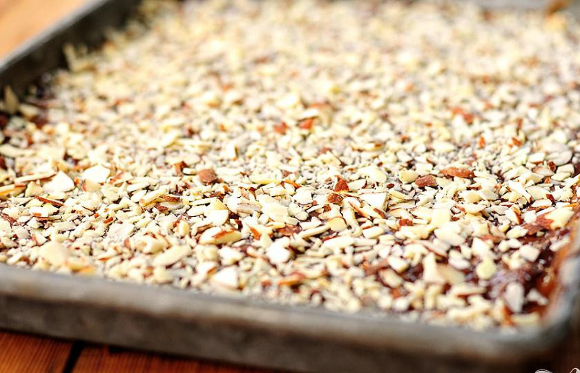 1. Этап. Миндальные конфеты: 5. Посыпать сверху мелко нарезанным миндалем.