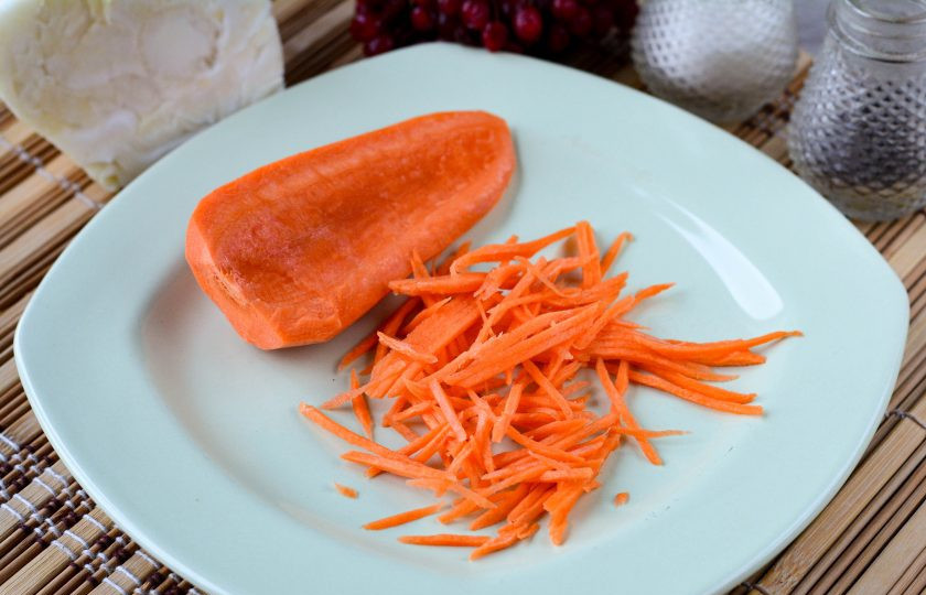 1. Этап. Квашеная капуста с калиной: Натрите морковку на терке.