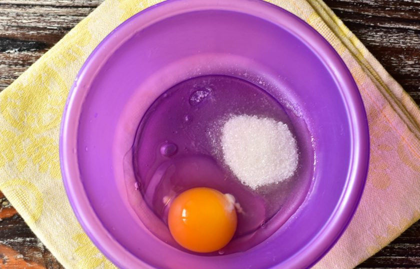 1. Этап. Заварные блины на кефире и молоке: В миску вбейте яйцо, добавьте соль и сахар.