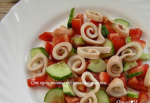 1. Этап. Овощной салат с кальмарами: Кальмар нарежьте полукольцами, добавьте в тарелки.