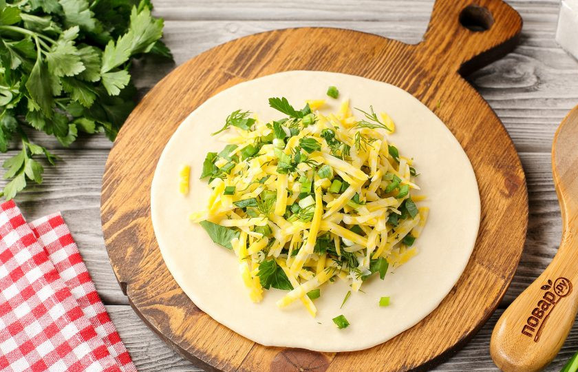 1. Этап. Заварные лепёшки с сыром и зеленью: Раскатайте каждую часть теста в форме лепёшки. По центру выложите начинку.
