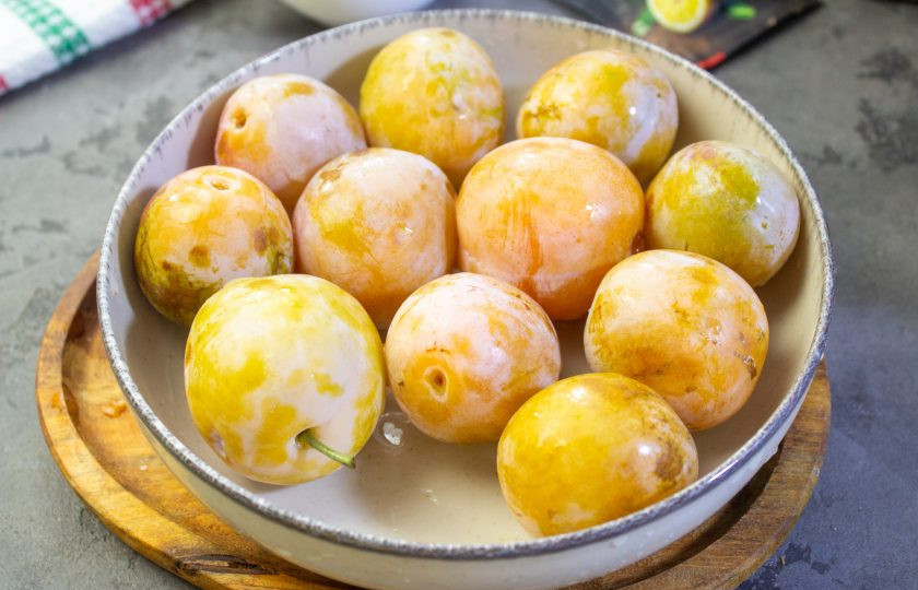 1. Этап. Варенье из белых слив: Сливы тщательно помойте и обсушите.