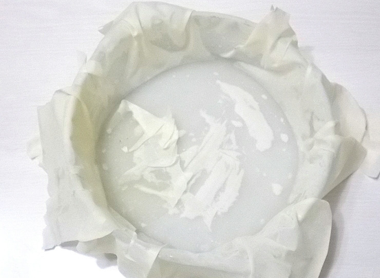 1. Этап. Гибаница: Смажьте форму маслом и уложите размороженный лист теста, чтобы свисали края.