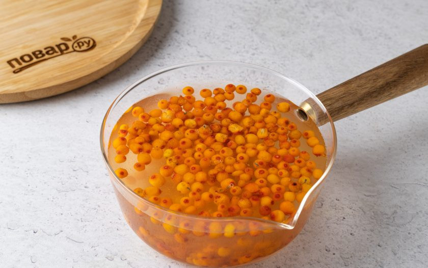 1. Этап. Облепиховый напиток с мякотью маракуйи: Влейте воду, доведите до кипения на среднем огне. Проварите 10 минут, затем снимите с плиты.