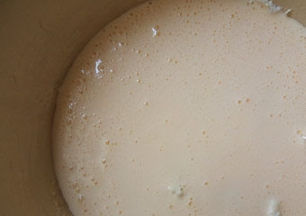 1. Этап. Манник на густой сметане в мультиварке: Соединяем манку и яйца. Хорошо перемешиваем.