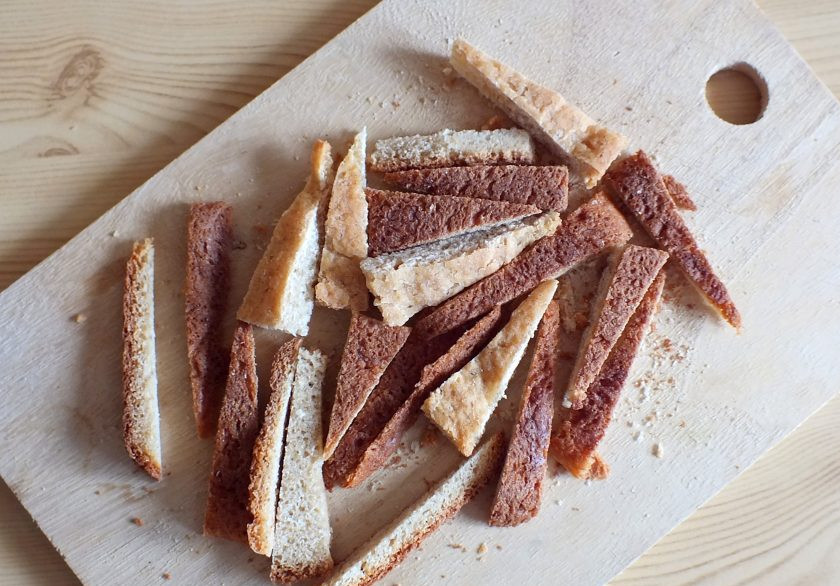 1. Этап. Котлеты Медвежьи лапы: Подготовьте их хлеба 