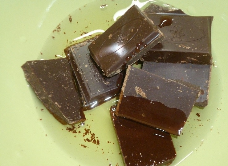 1. Этап. Торт Чародейка по ГОСТу: Также приготовьте глазурь, смешав на водяной бане кусочки шоколада с маслом до полного растворения.