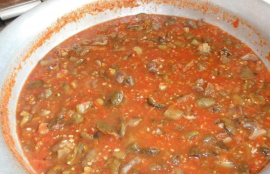 1. Этап. Лазанья с овощами с сыром: В большой сковороде обжариваем на растительном масле порезанные грибы, зеленый перец, а также измельченный репчатый лук и чеснок. Затем, добавляем к ним пасту с соусом и базилик. Доводим до кипения и готовим на медленном огне под крышкой еще 15 минут.