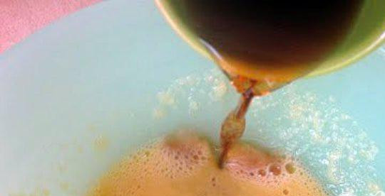 1. Этап. Шоколадный торт Черный лес: 2. В отдельной средней миске взбить вместе яйца и яблочное пюре, затем добавить холодный кофе, ванилин и сливки.