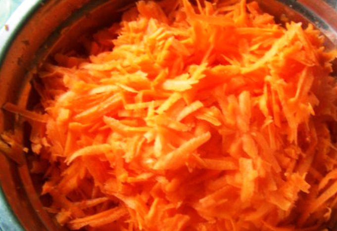 1. Этап. Маринад из моркови и лука: Морковь потрите на крупной терке.