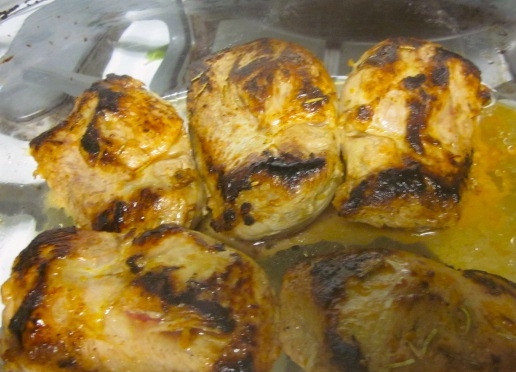 1. Этап. Филе утиной грудки без кожи: Затем выложите грудки обжаренной стороной вверх в форму для запекания, можете добавить остатки маринада апельсинового. Отправьте запекаться грудки в разогретую до 200-210 С духовку на 10 минут.