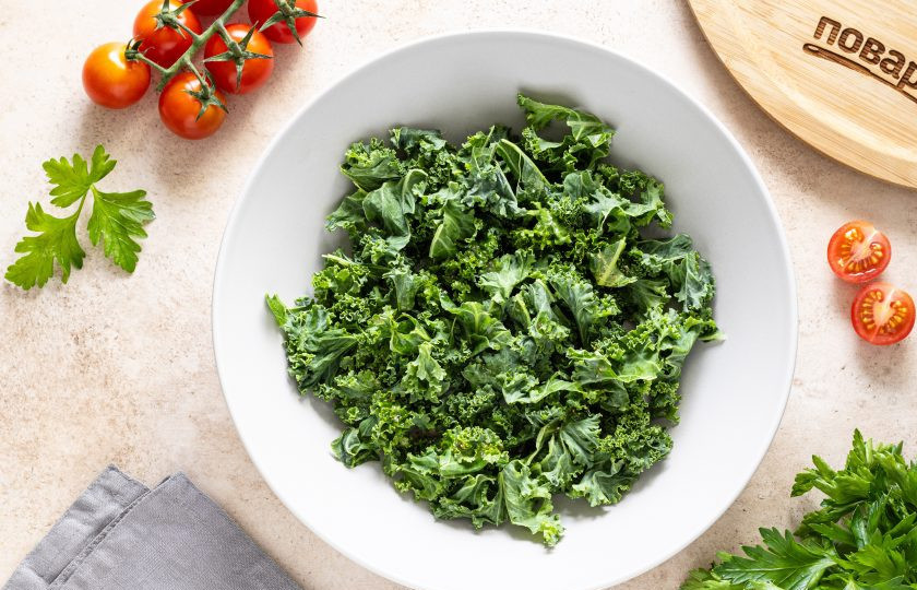 1. Этап. Салат из фасоли с киноа: Кейл помойте, обсушите и удалите жесткий стебель посередине. Руками порвите листья салата на маленькие кусочки или мелко нарежьте его.
