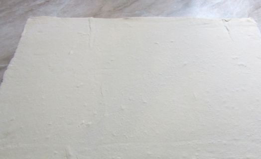 1. Этап. Мясной рулет в тесте: 3. Если времени для приготовления мало, то вполне можно использовать готовое слоеное тесто. Его нужно разморозить и раскатать не очень тонко.