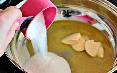 1. Этап. Карамельные блинчики с яблоками: 6. Делаем карамель. Растапливаем в сковороде кусочек сливочного масла на среднем огне. Засыпаем 70 г сахара и, постоянно помешивая, готовим карамель.