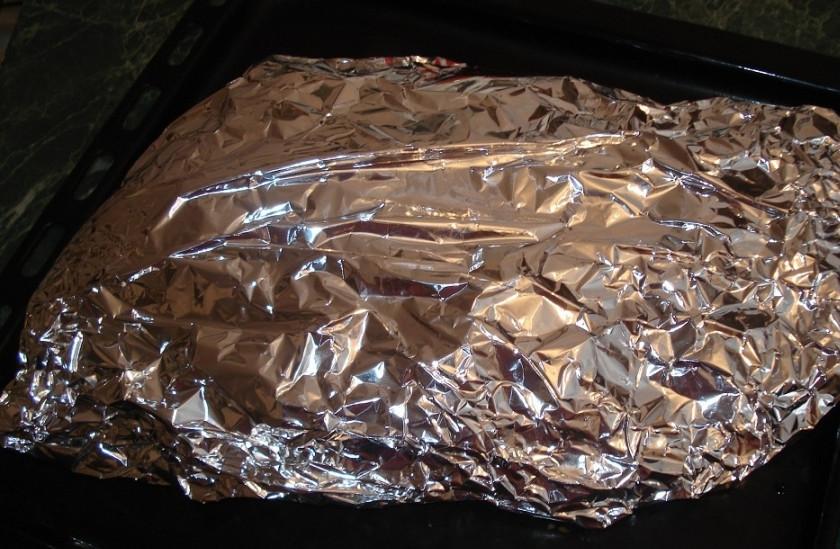 1. Этап. Карп в духовке в фольге: Отправляем в разогретую духовку на 25-30 минут при 200 С. Проверьте, чтобы фольга была завернута хорошо, а сок не вылился, остался внутри.