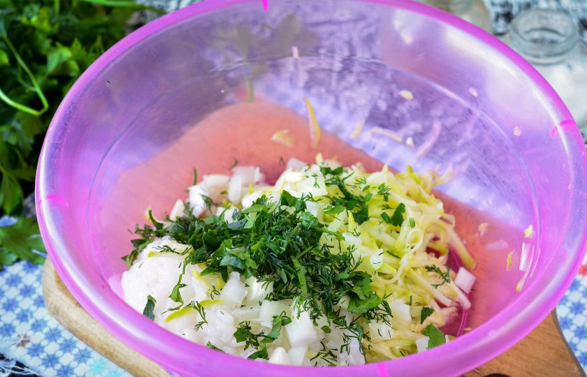 1. Этап. Кабачковые оладьи с рисом: Мелко нарежьте свежую зелень и всыпьте к овощам. Для рецепта можно использовать укроп и петрушку.