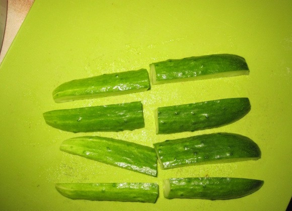 1. Этап. Огурчики Пальчики на зиму: Огурцы порежьте на четверти в длину. А потом еще и пополам.