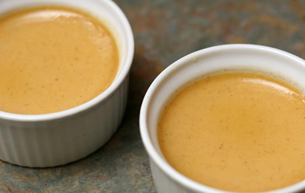 1. Этап. Тыквенный крем-брюле: 2. В кастрюле с толстым дном взбить жирные сливки, молоко, кленовый сироп и тыквенное пюре, довести до кипения на умеренном огне. Постепенно добавить яичную смесь и взбить венчиком. Вылить крем через тонкое сито или марлю в большую мерную чашку, а затем разделить крем между порционными горшочками в форме.