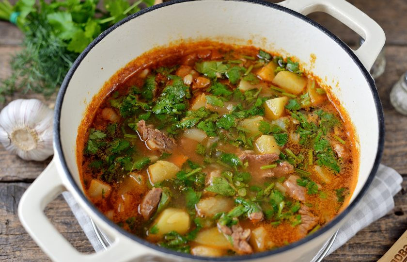 1. Этап. Вкусный лагман: Попробуйте готовый лагман на вкус, если устраивает по соли, всыпьте свежую рубленую зелень, аккуратно перемешайте в последний раз и выключите плиту.