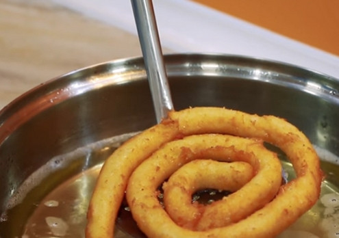 1. Этап. Спиральки из картофельного пюре: Быстро обжариваем спиральки во фритюре и перекладываем их на бумажные полотенца, чтобы стекал жир.