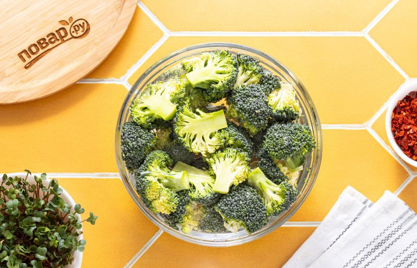 1. Этап. Кимчи из брокколи: Разведите соль в воде и замочите в ней брокколи на 12-15 часов. После слейте воду, а брокколи хорошо промойте и дайте стечь воде.