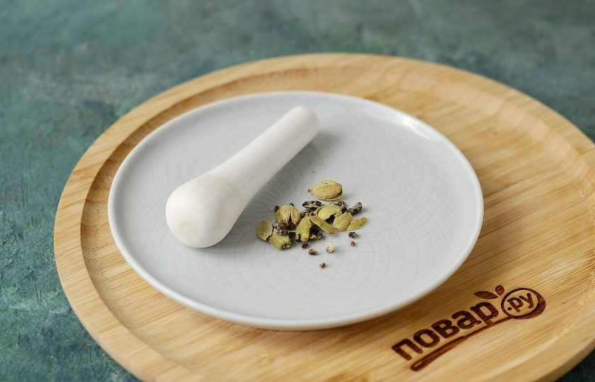 1. Этап. Чай с шафраном: Стручки кардамона раздавите ножом или пестиком.