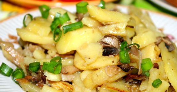 1. Этап. Сморчки, жареные с картошкой: При подаче украсьте блюдо мелко нарезанной зеленью. Приятного аппетита!