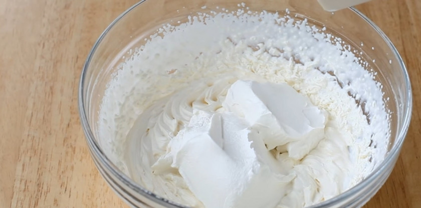 1. Этап. Суши по-русски из красной рыбы: 5. Для крема взбейте полстакана сливок в крепкую пену, добавьте пачку сливочного сыра «Филадельфия», перемешайте.