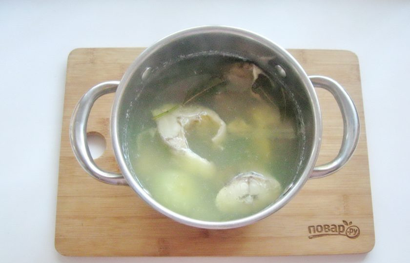 1. Этап. Заливное из минтая: Варите минтай 15-20 минут на самом минимальном огне с приоткрытой крышкой, чтобы бульон слегка булькал.