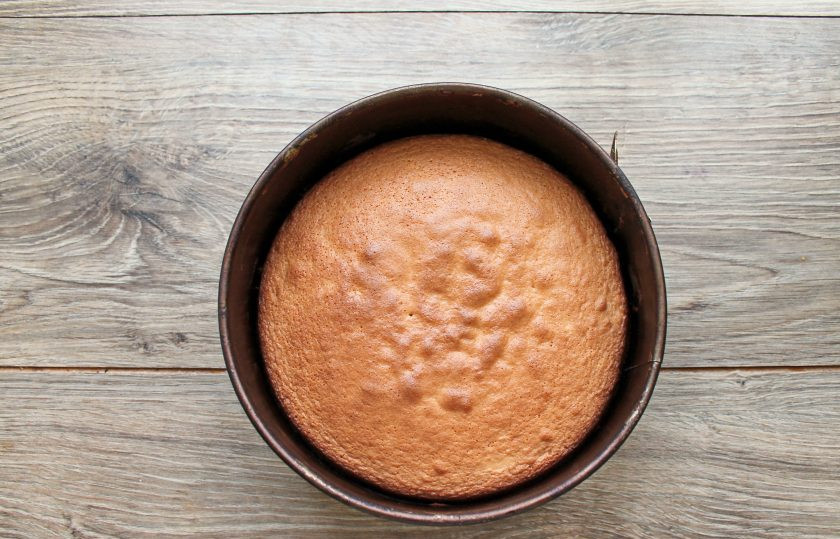 1. Этап. Торт Ириска с вареной сгущенкой: Поставьте форму в горячую духовку и выпекайте бисквит в течение 40-45 минут, до готовности. Достаньте готовый бисквит и остудите его на решетке в течение двух часов.