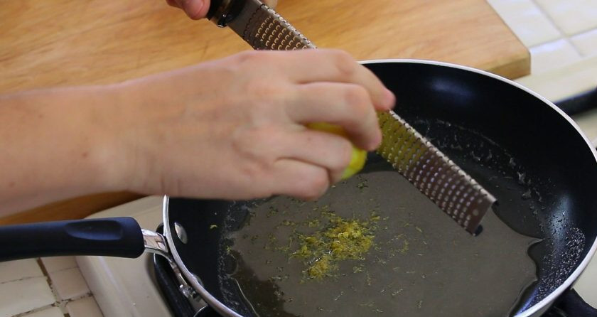 1. Этап. Грушево-яблочные кексы: 5. В глубокой сковороде разогрейте сахар, воду и цедру лимона.